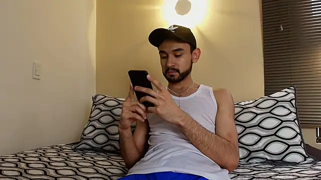 Snapshot of Axel_Moon_S chatting on December 15, 7:18 pm Axel Moon S online show from December 15, 7:18 pm