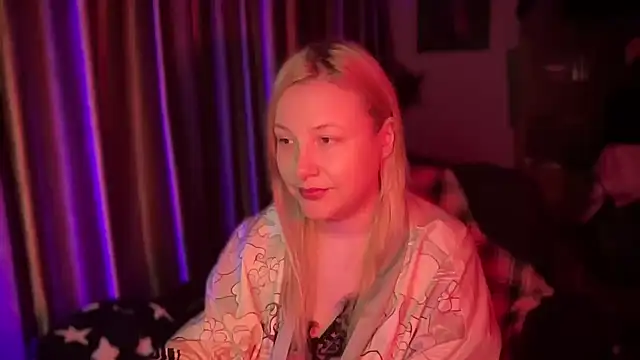 Snapshot of BikiHellena chatting on November 1, 12:45 am BikiHellena online show from November 1, 12:45 am