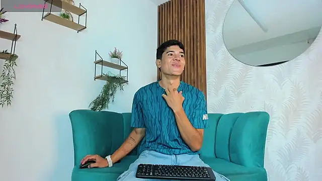 Snapshot of SandroVeyra chatting on September 22, 8:00 pm SandroVeyra online show from September 22, 8:00 pm