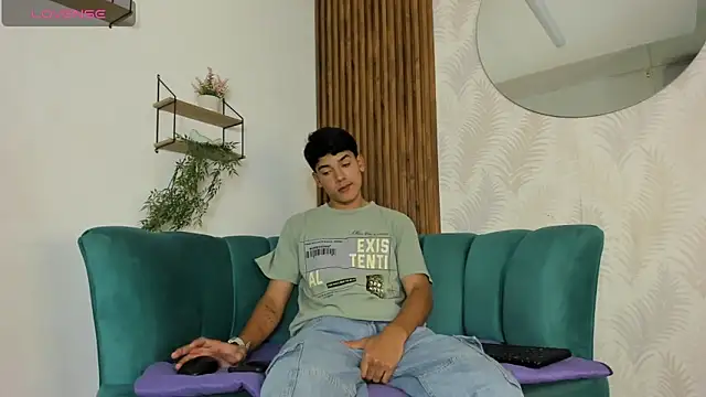 Snapshot of SandroVeyra chatting on September 26, 8:13 pm SandroVeyra online show from September 26, 8:13 pm