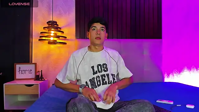 Snapshot of SandroVeyra chatting on October 4, 3:37 am SandroVeyra online show from October 4, 3:37 am