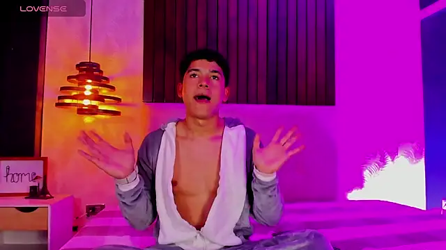 Snapshot of SandroVeyra chatting on October 5, 4:00 am SandroVeyra online show from October 5, 4:00 am