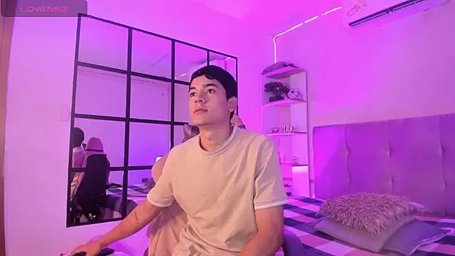 Snapshot of SandroVeyra chatting on October 16, 3:18 am SandroVeyra online show from October 16, 3:18 am