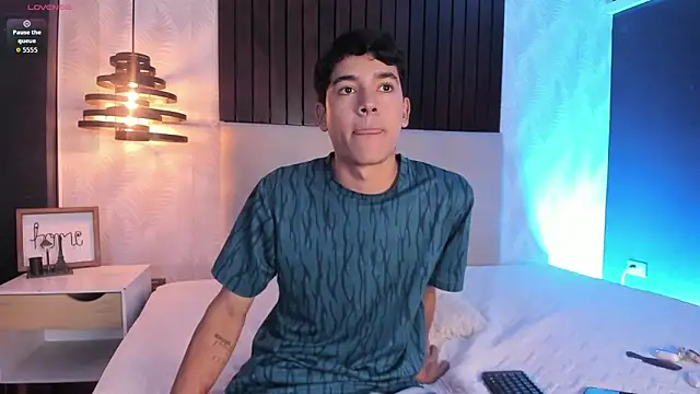 Snapshot of SandroVeyra chatting on October 26, 3:34 am SandroVeyra online show from October 26, 3:34 am