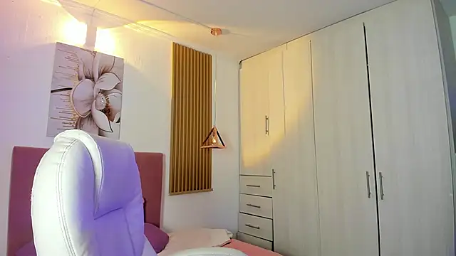 KoraRousee online show from October 16, 1:12 pm