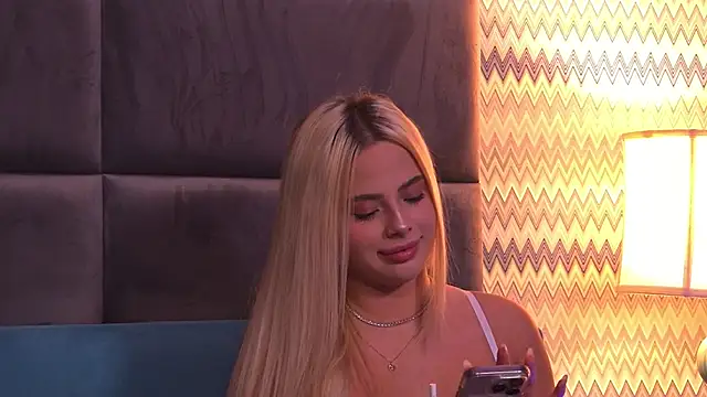 Snapshot of YssabelFox chatting on October 6, 3:15 am YssabelFox online show from October 6, 3:15 am