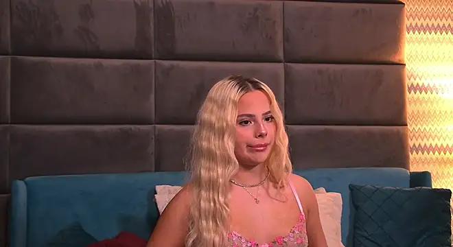 Snapshot of YssabelFox chatting on October 17, 3:31 am YssabelFox online show from October 17, 3:31 am