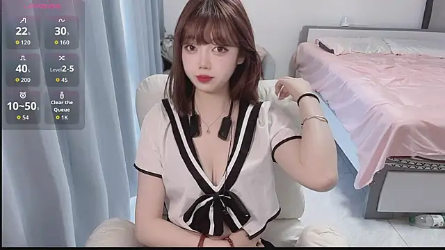 Snapshot of Lucky_Cici chatting on October 1, 11:44 pm Lucky Cici online show from October 1, 11:44 pm