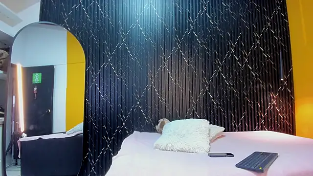 Miss Ariaa online show from November 5, 11:32 am