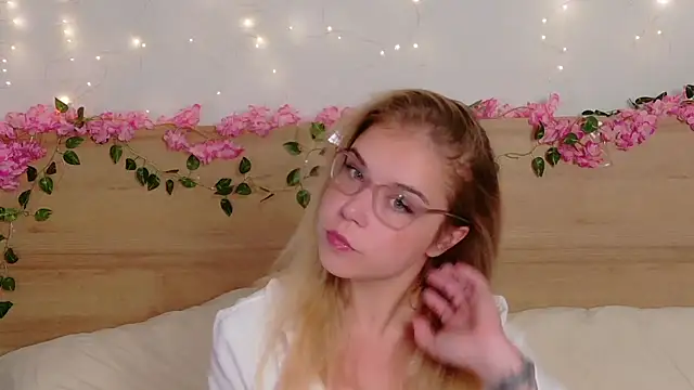 Lilith Bonheur online show from October 15, 8:09 pm