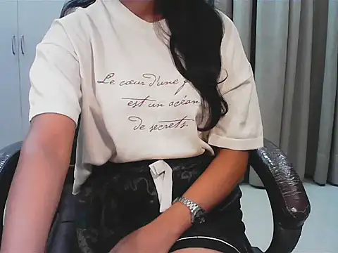 short girl  online show from November 7, 4:40 pm