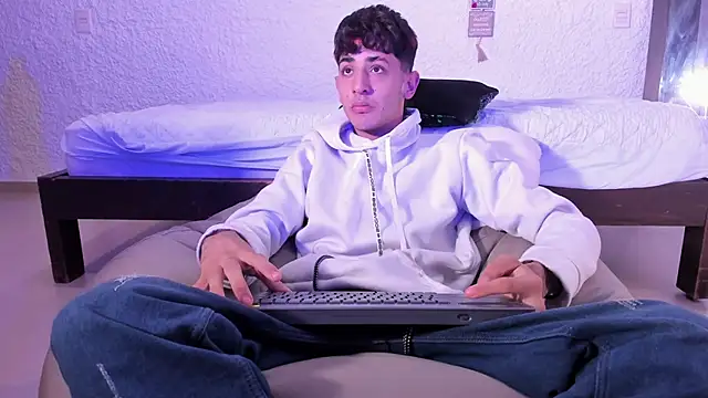 Snapshot of j_martony chatting on October 1, 11:49 am j martony online show from October 1, 11:49 am