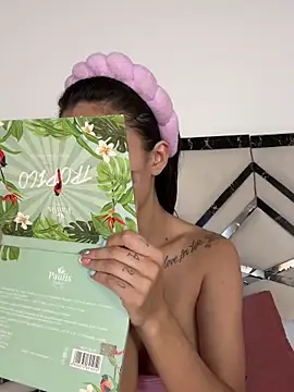 Snapshot of MiaKane99 chatting on November 1, 9:06 pm MiaKane99 online show from November 1, 9:06 pm