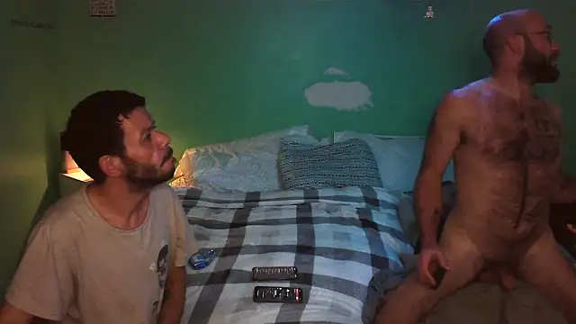 Snapshot of versatilevortex chatting on October 12, 12:20 am versatilevortex online show from October 12, 12:20 am