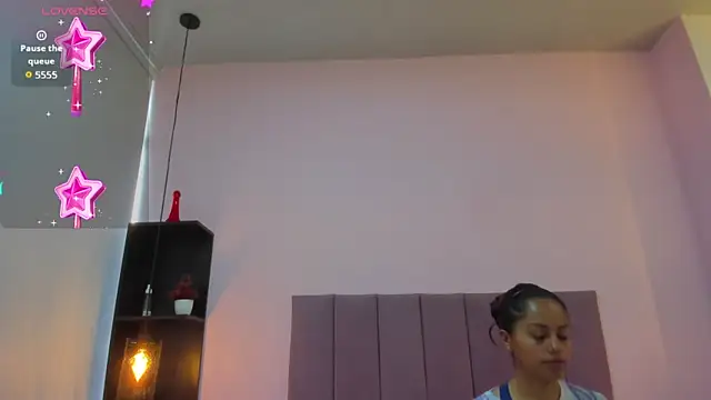 HoollyHendrix online show from October 16, 8:10 pm