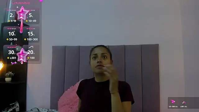 HoollyHendrix online show from October 18, 8:20 pm