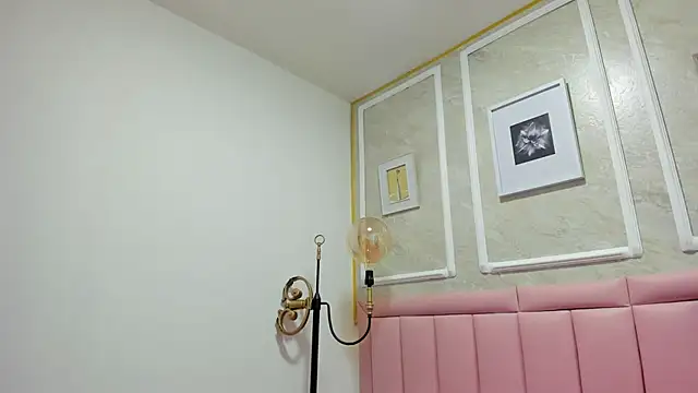 HoollyHendrix online show from December 1, 8:25 pm