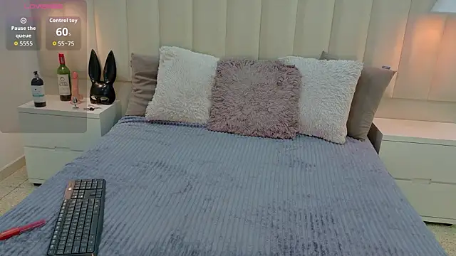 AteneaRoldan online show from October 18, 4:15 am