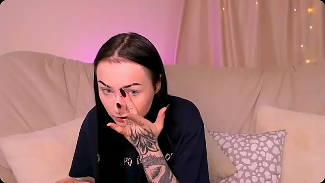 Snapshot of MollyKissy chatting on November 16, 9:37 am MollyKissy online show from November 16, 9:37 am