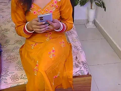 Snapshot of Lovelyy-couple chatting on November 19, 12:27 pm Lovelyy-couple online show from November 19, 12:27 pm