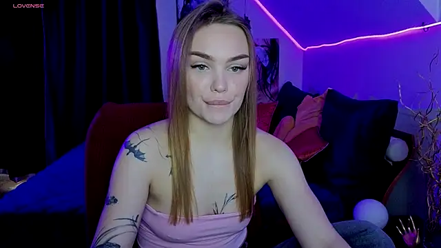 KitsyMoore online show from November 14, 1:21 pm