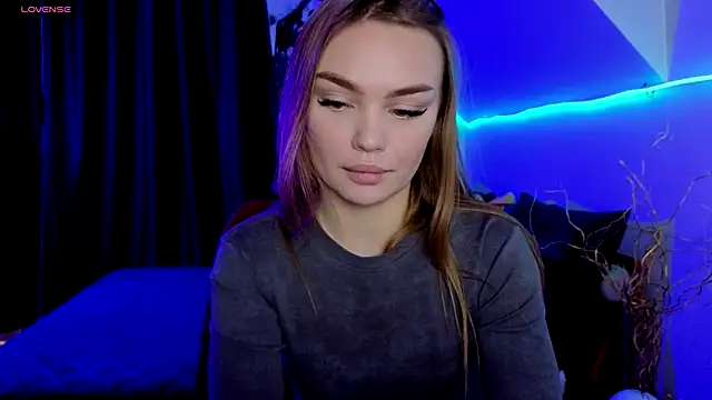 KitsyMoore online show from November 25, 1:11 pm