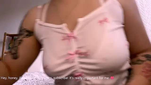 Snapshot of SabrinaFolts chatting on October 3, 9:06 am SabrinaFolts online show from October 3, 9:06 am