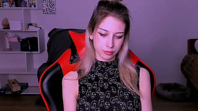 Lori lolii online show from October 11, 7:45 pm