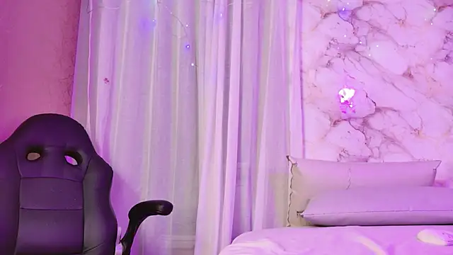 yliria010 online show from October 31, 4:24 am