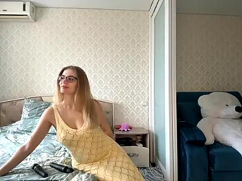 twoflowersshy online show from October 16, 9:21 am