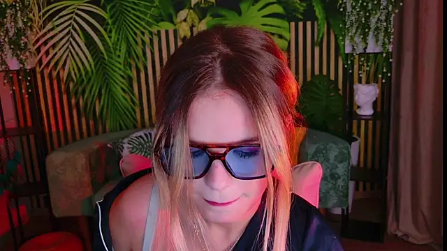 KellyHayden online show from October 14, 11:11 am