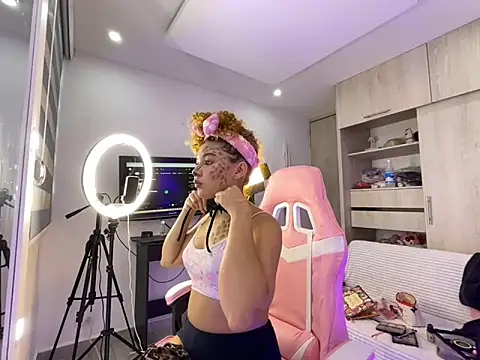 Snapshot of Gaby_002 chatting on October 31, 11:33 am Gaby 002 online show from October 31, 11:33 am