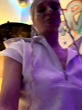 Snapshot of blondebarbiebae chatting on October 7, 1:30 pm blondebarbiebae online show from October 7, 1:30 pm