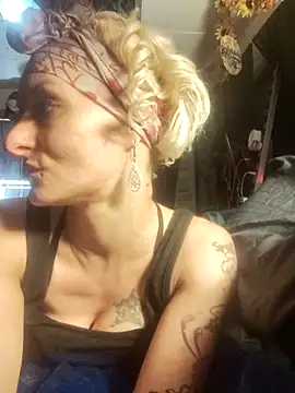 Snapshot of blondebarbiebae chatting on November 27, 10:06 am blondebarbiebae online show from November 27, 10:06 am