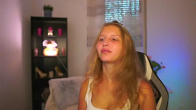 Snapshot of emmie_murray chatting on October 9, 1:09 pm emmie murray online show from October 9, 1:09 pm