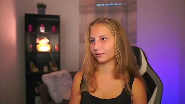 Snapshot of emmie_murray chatting on October 25, 1:18 pm emmie murray online show from October 25, 1:18 pm