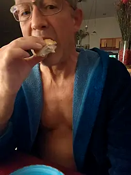 Snapshot of TommyTom76 chatting on October 22, 5:41 am TommyTom76 online show from October 22, 5:41 am