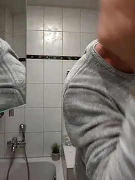 Snapshot of TommyTom76 chatting on October 24, 8:33 am TommyTom76 online show from October 24, 8:33 am