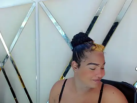 AuroraRoss online show from November 11, 7:25 pm