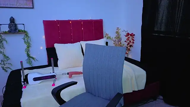 pequitasmedusa9 online show from September 26, 6:34 pm