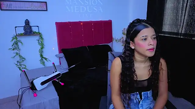 pequitasmedusa9 online show from October 4, 6:28 pm