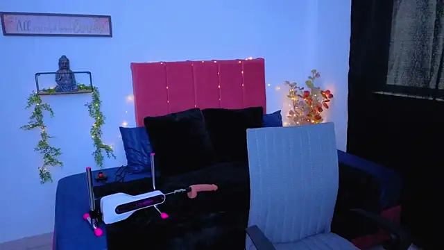 pequitasmedusa9 online show from October 15, 6:19 pm