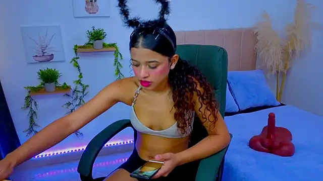 pequitasmedusa9 online show from October 17, 6:21 pm