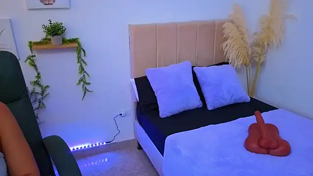 pequitasmedusa9 online show from October 22, 4:40 pm