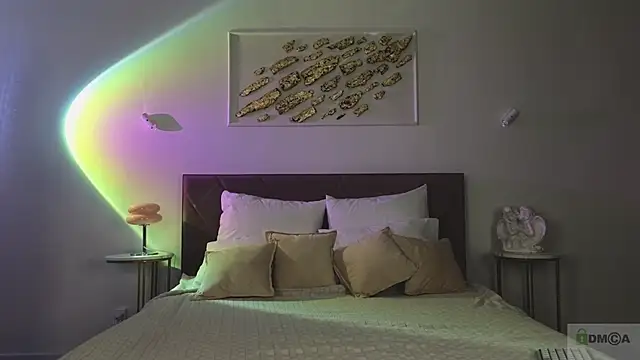 Nicole Broown  online show from November 5, 9:15 pm