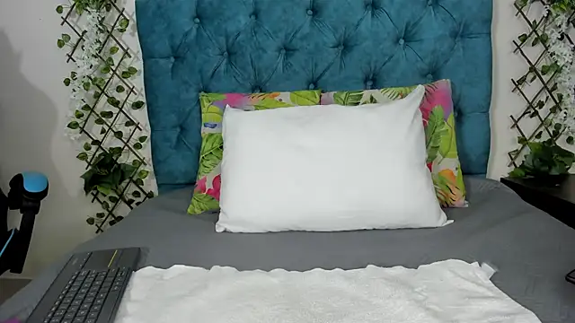 Snapshot of violett__rousee chatting on October 6, 2:36 pm violett rousee online show from October 6, 2:36 pm