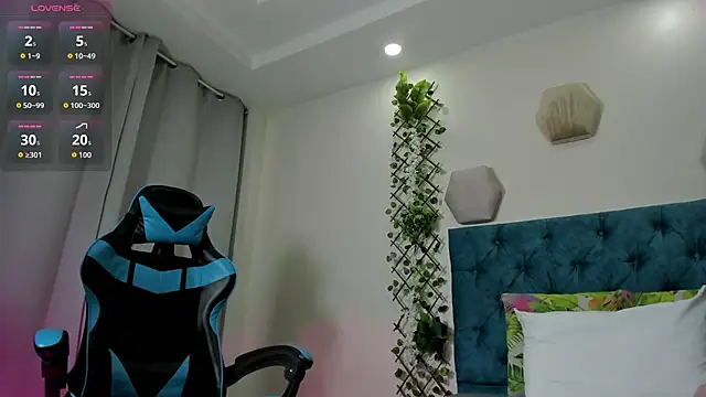 Snapshot of violett__rousee chatting on October 7, 2:14 pm violett rousee online show from October 7, 2:14 pm