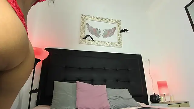 Nyra 18 online show from October 18, 9:04 pm