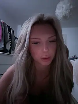 Snapshot of blondeeee chatting on December 16, 5:29 pm blondeeee online show from December 16, 5:29 pm