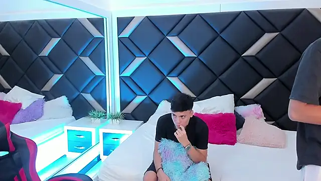 Snapshot of Spaceboys18 chatting on November 19, 12:10 am Spaceboys18 online show from November 19, 12:10 am